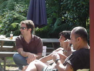 Fausto, Paul e Manu ridono