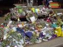 Fiori per le vittime di un rogo in un ostello