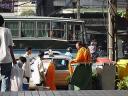 Monaci thailandesi in taxi che arrivano al Pantip Plaza (dove ce ne sono sempre molti)