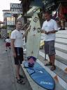 Acquistando una tavola da surf a Kuta
