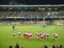 Surfando su di un campo di football australiano