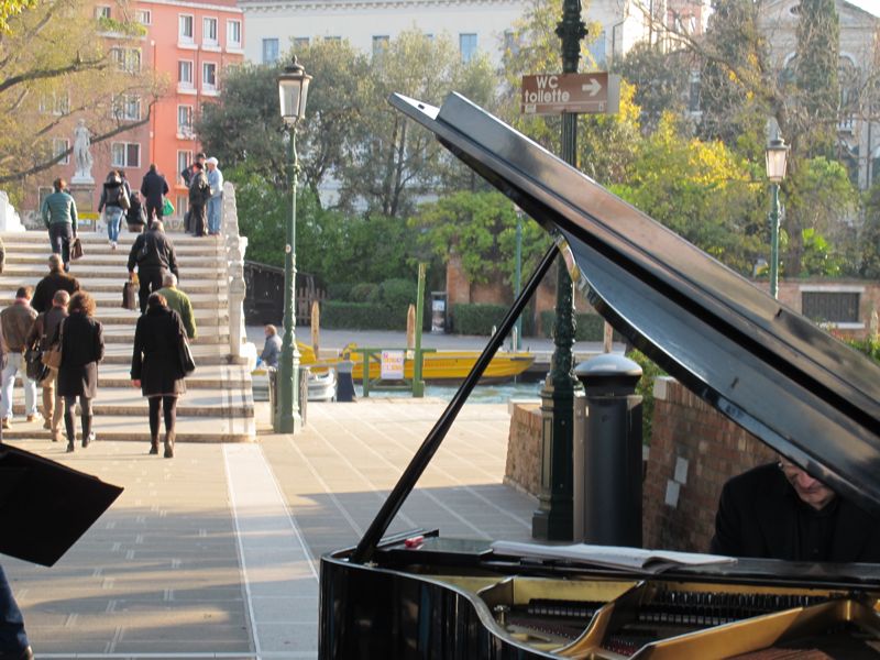 un suonatore pianoforte a Venezia. Anche questa e' rilevanza.