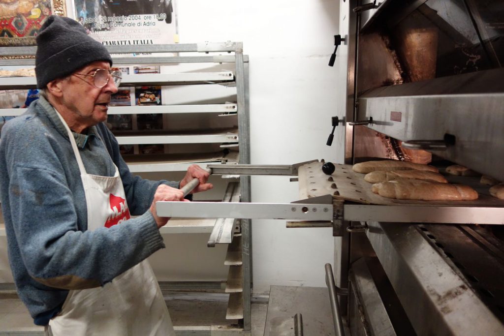13-arnaldo-cavallari-fa-il-pane
