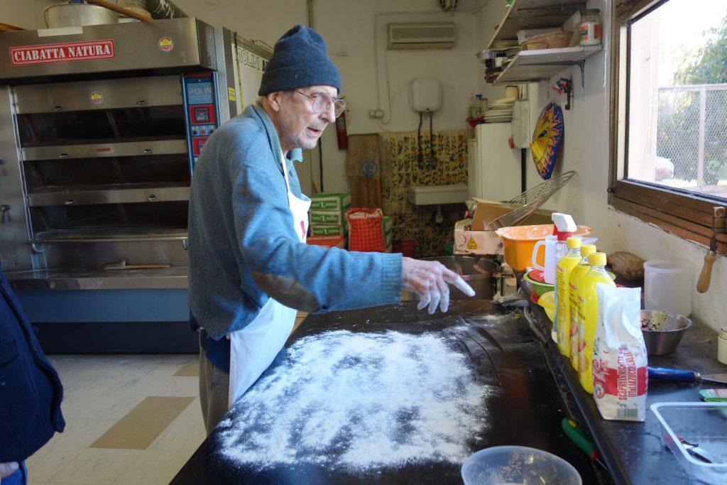 4-arnaldo-cavallari-fa-il-pane