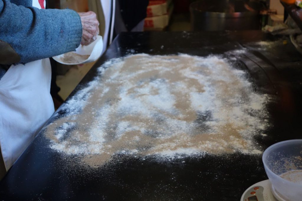 5-arnaldo-cavallari-fa-il-pane-jpg
