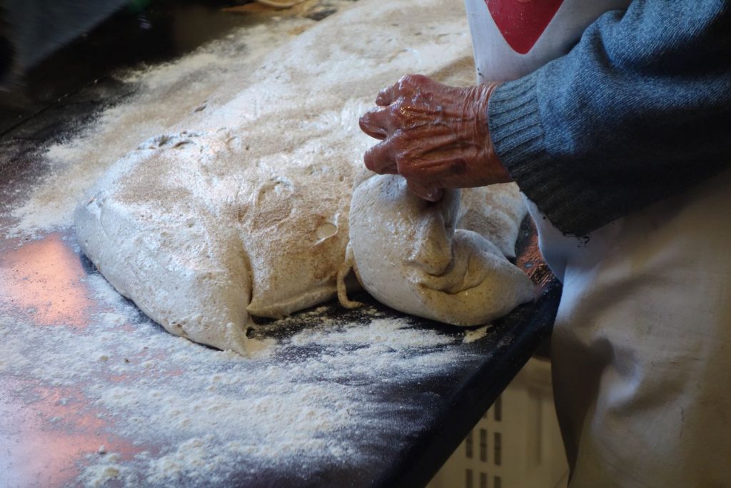 7-arnaldo-cavallari-fa-il-pane-jpg